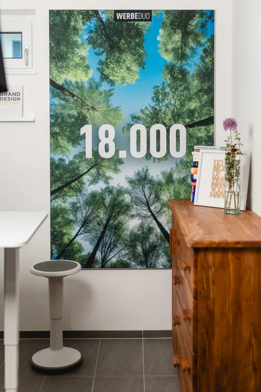 Büro mit textiler Wandfläche und Wald-Motiv als Rückwand